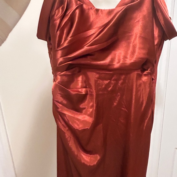 Lina Red Ruched Backless Sheath Dress - Picture 2 of 3
